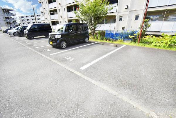 ビレッジハウス浦賀7号棟の駐車場|駐車場があるので、車を買う予定の方も安心です