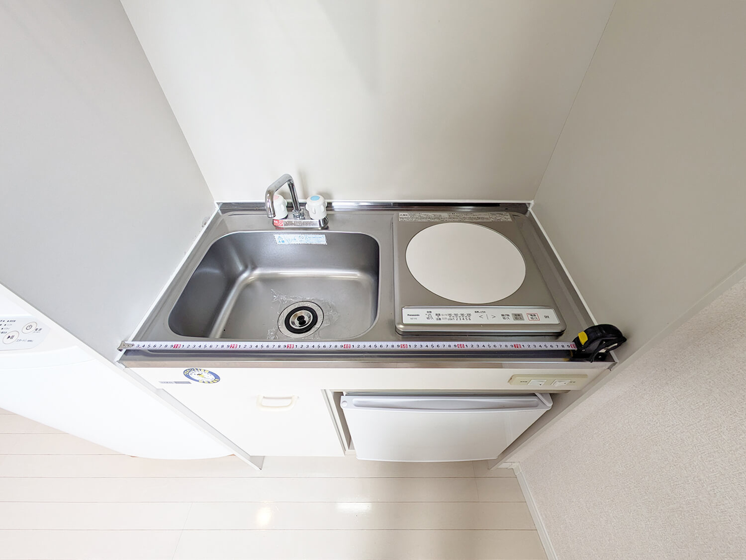 ユナイト金沢八景ハイゼンベルグのキッチン|1口ＩＨコンロ。写真は203号室のものです。