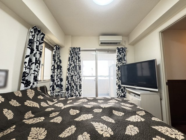 ワコーレアーバンフラッツ三宮東の洋室|北側洋室約6.3帖・クローゼット・バルコニー付