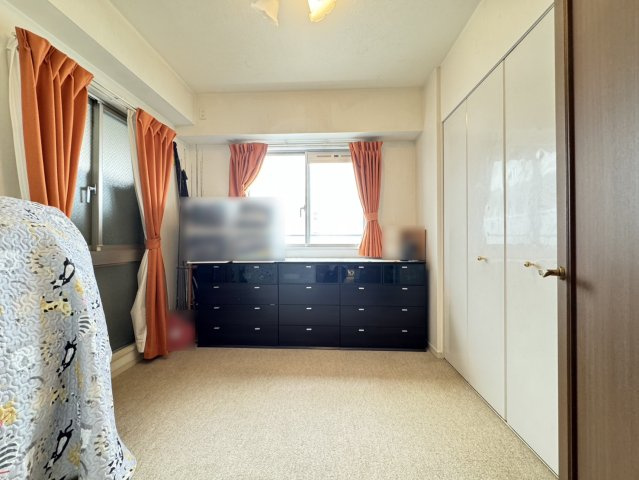 ワコーレアーバンフラッツ三宮東の洋室|東側洋室約4.0帖・クローゼット付。２面採光で明るいお部屋！