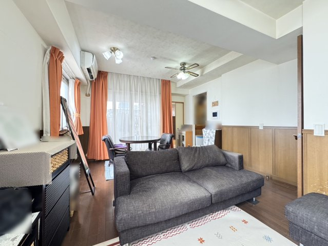 ワコーレアーバンフラッツ三宮東の居間・リビング|LDKは約15.7帖で広々、開放感がございます！
南面・東面の２面採光で明るいです！