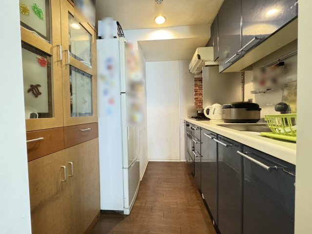 ワコーレアーバンフラッツ三宮東のキッチン|上段収納、下段収納つきのキッチンでたっぷり収納が可能！