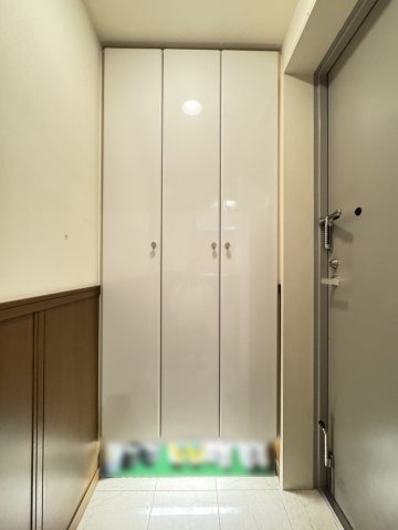 ワコーレアーバンフラッツ三宮東の玄関|収納豊富な玄関収納！