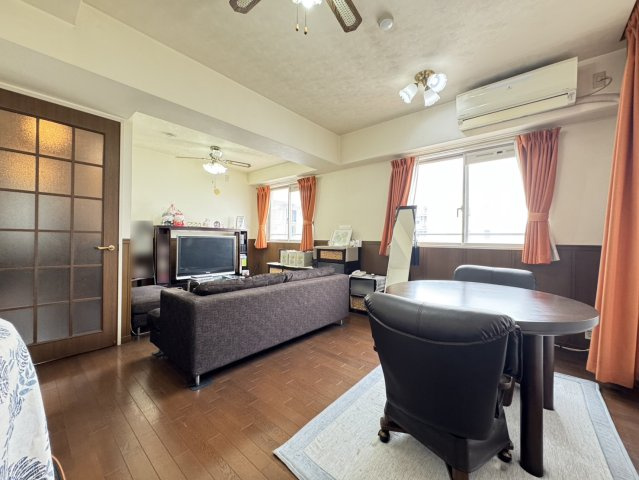 ワコーレアーバンフラッツ三宮東の居間・リビング|LDKは約15.7帖で広々、開放感がございます！
南面・東面の２面採光で明るいです！