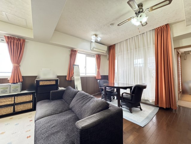 ワコーレアーバンフラッツ三宮東の居間・リビング|床暖房付のリビングは冬でもほんのり温かくゆったりくつろげます。