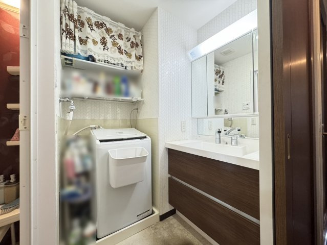 ワコーレアーバンフラッツ三宮東の洗面所|洗面室は洗濯機置場・洗面化粧台がございます。洗濯機置場上に棚を設置。