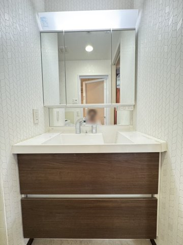 ワコーレアーバンフラッツ三宮東の独立洗面台|３面鏡洗面台はミラー扉の内側がすべて収納スペース！洗面化粧台のゴチャゴチャを軽減！