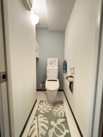 ワコーレアーバンフラッツ三宮東のトイレ|シャワー付きトイレ、収納棚付きでカンタンに整理整頓！