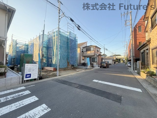 三郷市鷹野1丁目　新築戸建　全2棟　B号棟の前面道路含む現地写真|前面道路含む現地写真です。