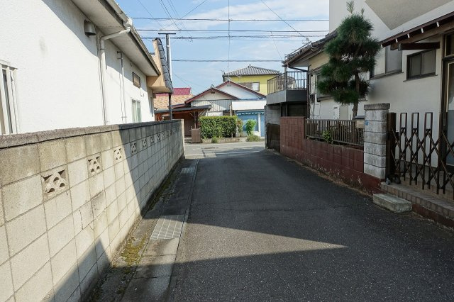 高崎市片岡町2丁目　中古住宅の前面道路含む現地写真|北側道路を西から東方向