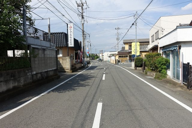 高崎市片岡町2丁目　中古住宅の前面道路含む現地写真|東側道路を南から北方向