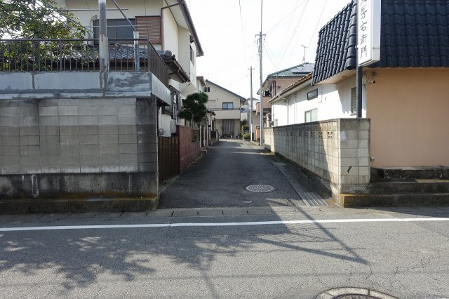 高崎市片岡町2丁目　中古住宅の前面道路含む現地写真|北側道路を東から西方向