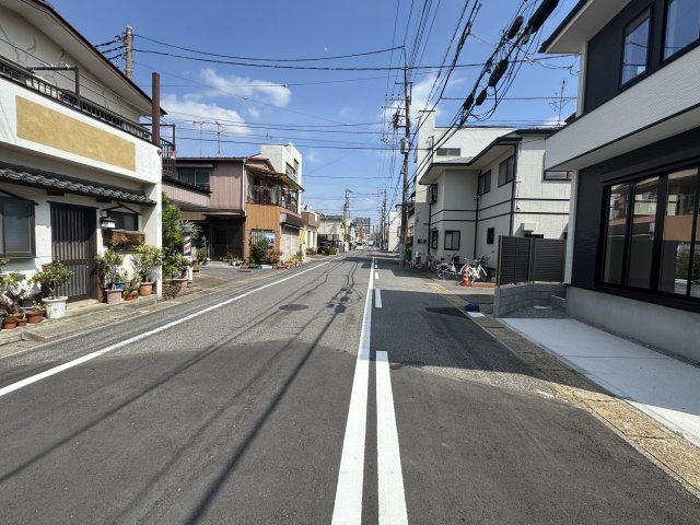 松戸市栄町４丁目新築戸建【古ヶ崎小学校：9分】の前面道路含む現地写真|北側前面道路・幅員約7.9ｍ