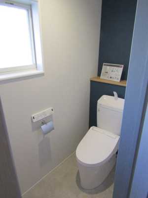 【トイレ】 | 【再生住宅】甲斐市中下条 | 落ち着いた色調のトイレです