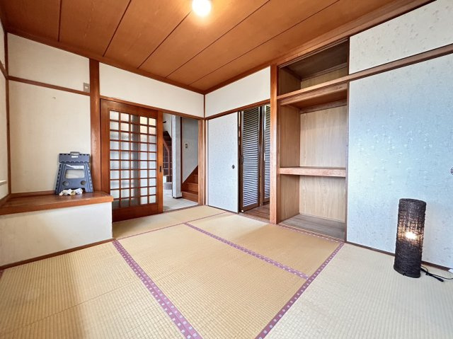 中島通２丁目　中古戸建の和室|1階和室約5.6帖、奥の扉を開けると納戸へと続きます。