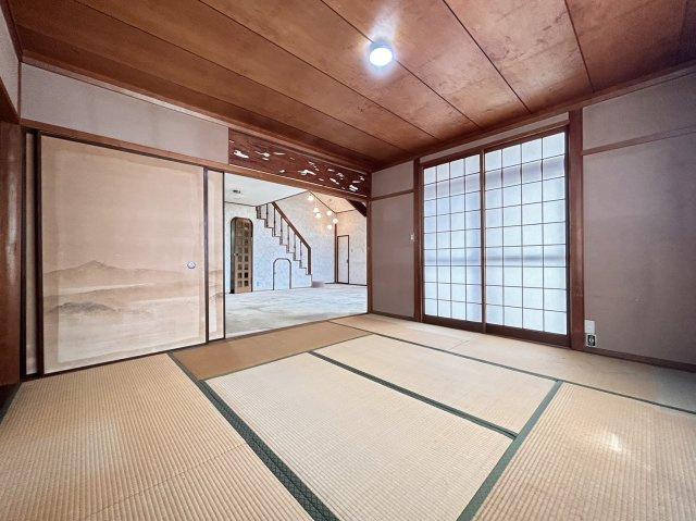 中島通２丁目　中古戸建の和室|1階和室約8帖、和室はお子様が遊ぶスペースとしても最適です。障子を開けるとサンルームがございます。