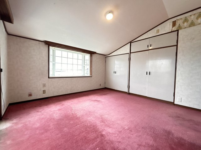 中島通２丁目　中古戸建の洋室|洋室約8帖、ワイドクローゼット2つにベランダへも出入り可能なお部屋です！