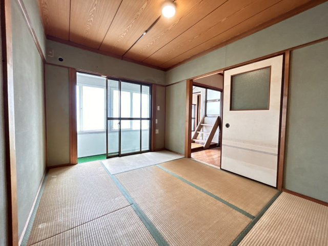 中島通２丁目　中古戸建の和室|2階和室約5.6帖は1階同様サンルームがございます。