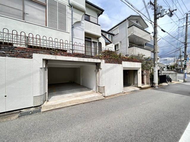 中島通２丁目　中古戸建の駐車場|お車2台駐車可能です！道路の幅員は約4.5ｍ
