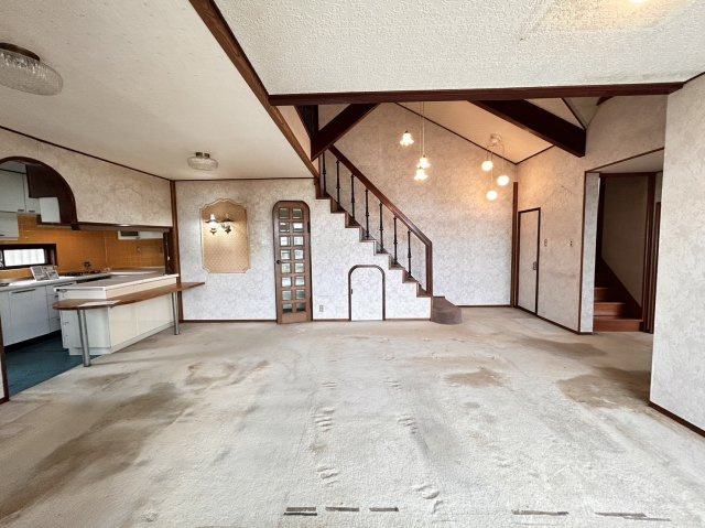 中島通２丁目　中古戸建の居間・リビング|LDK約25.1帖！階段下をうまく活用した収納スペース付き！