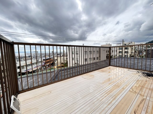 中島通２丁目　中古戸建のバルコニー|テラススペースは神戸港まで見渡すことが可能です♪