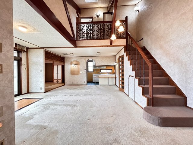中島通２丁目　中古戸建の居間・リビング|リビング階段は自然と家族のふれあいが増えます♪