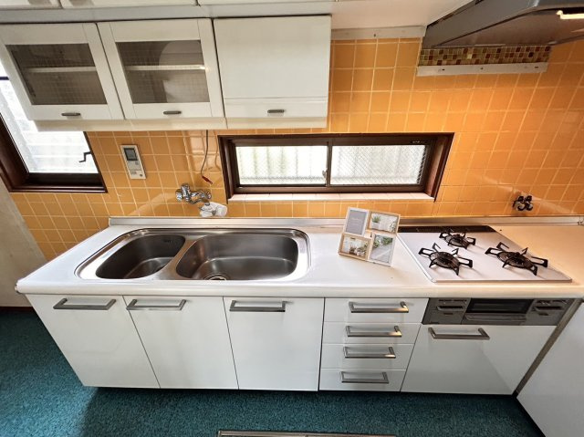 中島通２丁目　中古戸建のキッチン|キッチンスペースも広々と確保しており、お料理のしやすいスペース!３つ口コンロ、シンク２つ付きです！
