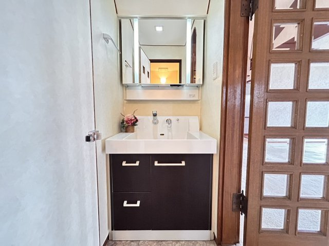 中島通２丁目　中古戸建の独立洗面台|１階洗面所、３面鏡裏にも収納スペースございます！