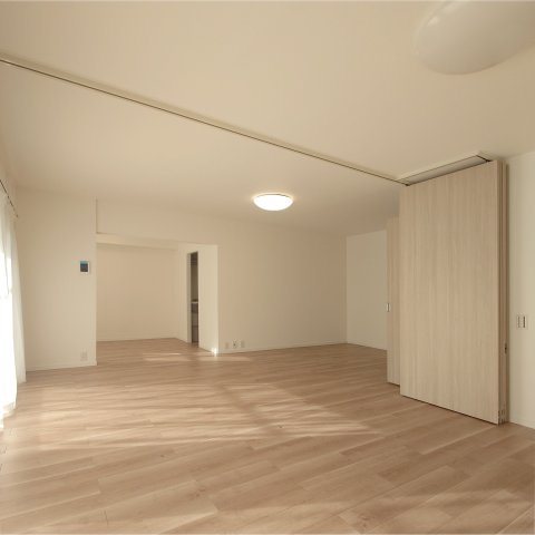 コーポ鵠沼B棟（206）の居間・リビング|柔らかく日の差し込むリビングです