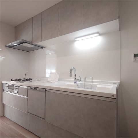 コーポ鵠沼B棟（206）のキッチン|食器洗い乾燥機もついた充実のキッチンです