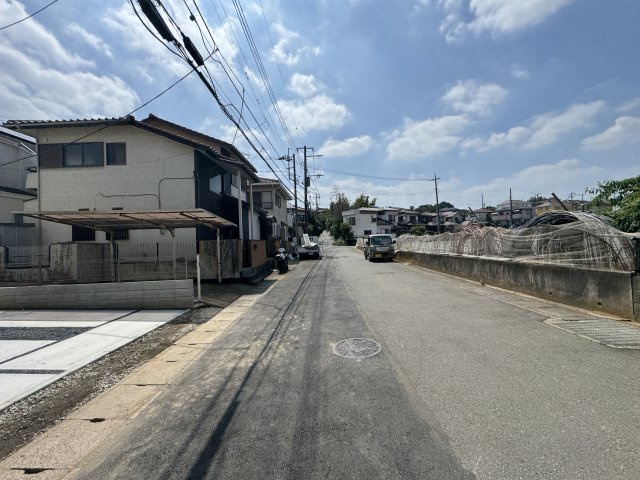 松戸市平賀新築戸建（平賀8期）の前面道路含む現地写真|北西側前面道路・幅員約8ｍ