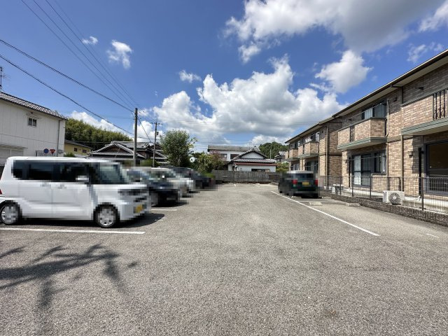 グランドソレーユ B棟の駐車場