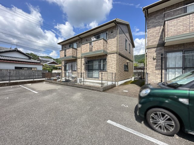 グランドソレーユ B棟の駐車場