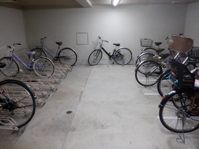 グランベル日暮里アスリアの駐輪場
