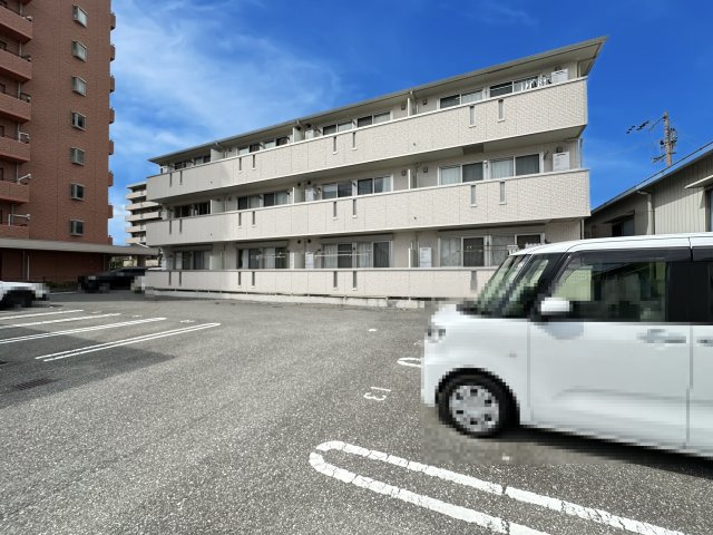 リビングタウン北川添 A棟の外観