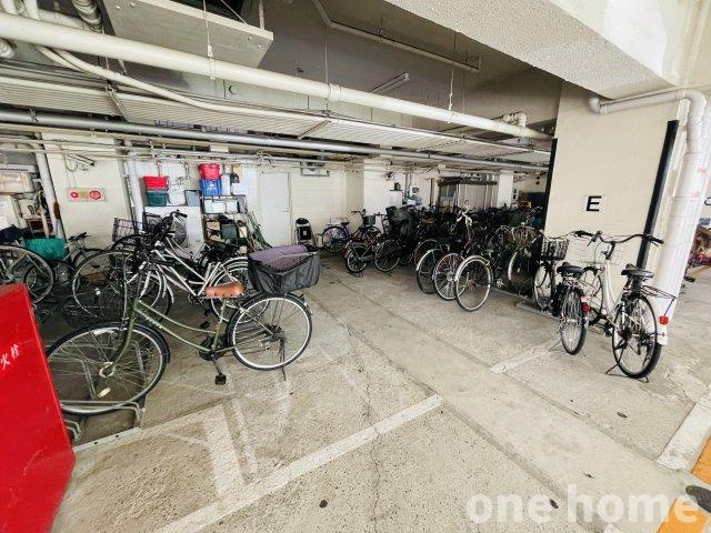 シャンボール第2新大阪の駐輪場|◆駐輪場は屋内にあり、自転車が雨風にさらされる心配がありません！
◆最新の空き状況など、詳細につきましてはお気軽にお問い合わせください。