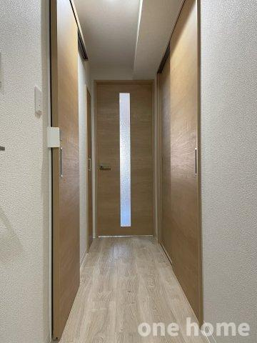 シャンボール第2新大阪の玄関|◆玄関からDKへ続く廊下の様子です。優しい木目の建具で落ち着いた雰囲気です♪
◆【当社販売窓口】新大阪駅へ 徒歩12分！通勤・通学に便利な立地です！