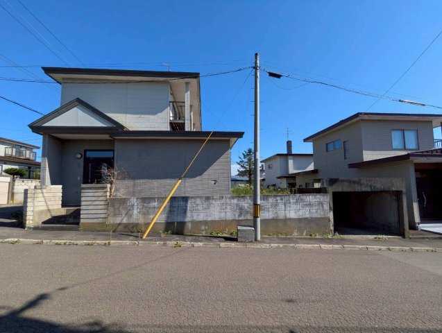 桜ケ岡2丁目　事務所跡中古住宅の前面道路含む現地写真|コンクリート製のガレージ付き