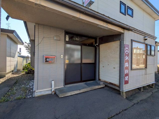 桜ケ岡2丁目　事務所跡中古住宅の玄関