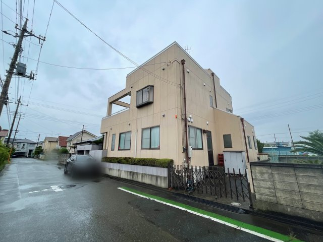 熊谷市妻沼　妻沼小・妻沼西中の前面道路含む現地写真|屋上のある鉄骨造の住宅になります。