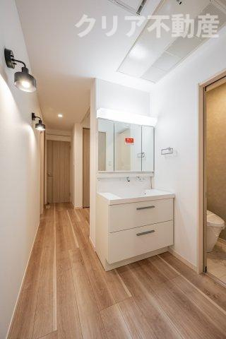 【独立洗面台】 | スマート・ワン シティ 太田市龍舞町2期 | 3面ミラーの後ろは収納スペースを完備。生活感のあるものは隠して、スッキリシンプルな洗面台に！