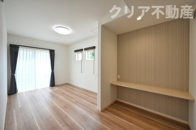 【寝室】 | スマート・ワン シティ 太田市龍舞町2期 | 寛ぎの時間を紡ぎだす主寝室。大型ベッドを置いても余裕です。