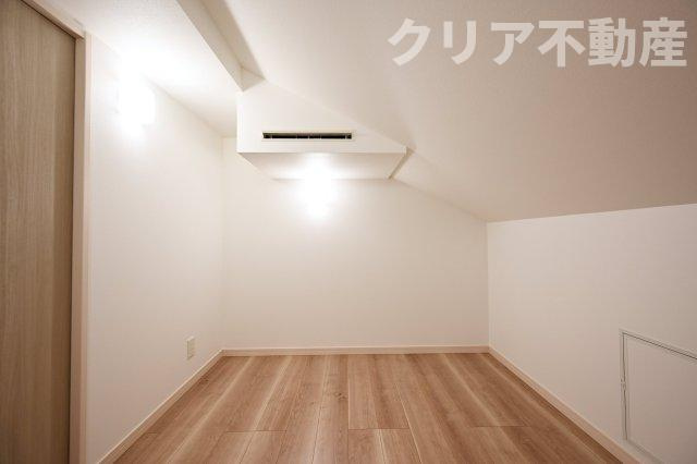 【洋室】 | スマート・ワン シティ 太田市龍舞町2期 | 季節外の洋服や冷暖房器具もしまっておける大容量の納戸付きです！