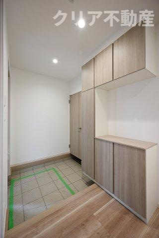【玄関】 | スマート・ワン シティ 太田市龍舞町2期 | 大型のシューズボックスがあるので、家族全員の靴をしっかり収納！玄関スッキリ！