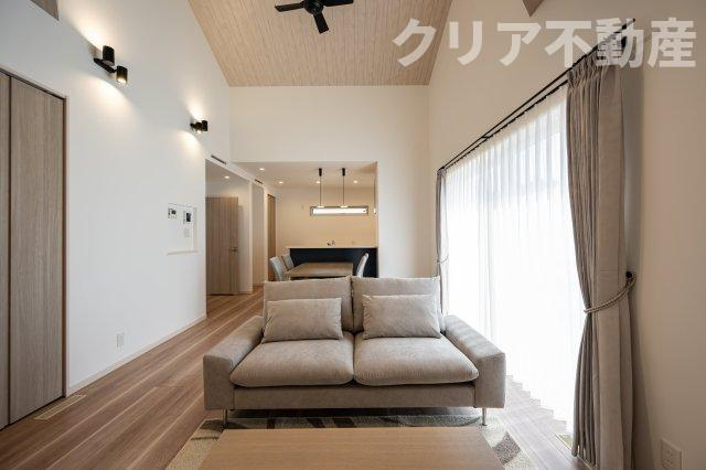 【居間・リビング】 | スマート・ワン シティ 太田市龍舞町2期 | 日当たりがよく広いリビングは家族が自然と集まる居心地の良い空間です♪