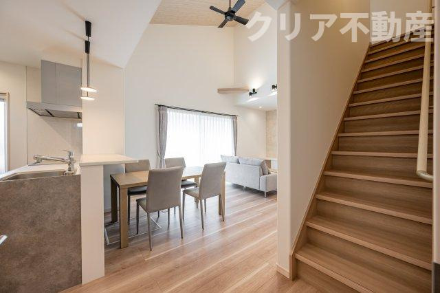 【内装】 | スマート・ワン シティ 太田市龍舞町2期 | リビング階段を採用し、家族がリビングに集まる間取りです♪