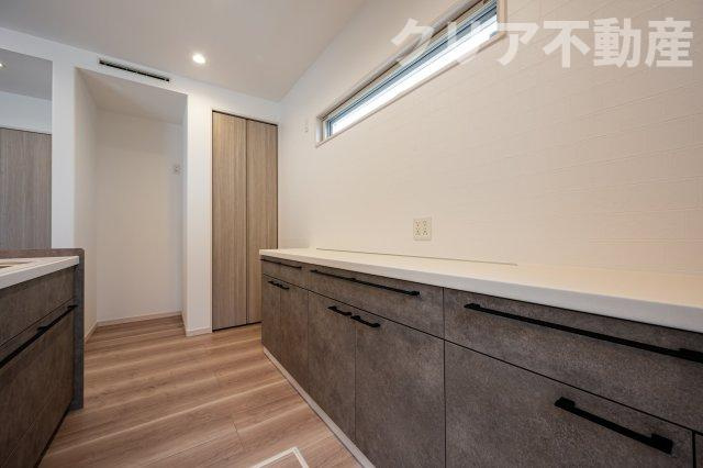 【収納】 | スマート・ワン シティ 太田市龍舞町2期 | 備え付けのカップボードは収納力が豊富で、作業台としても活躍します！