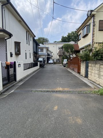 東久留米市八幡町2丁目戸建の前面道路含む現地写真