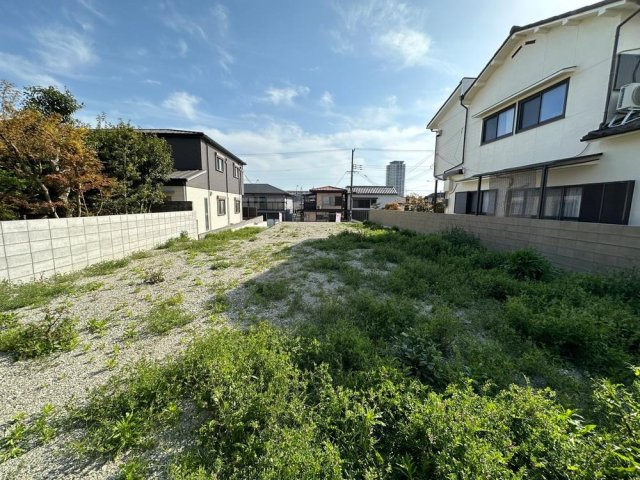 明石市上ノ丸2丁目の外観|【現地土地】
2号地は、土地面積約65.44坪。専用通路部分があり、前面道路より奥まった場所に位置しています。そのため、ご家族のプライバシーを確保した家づくりが可能です。