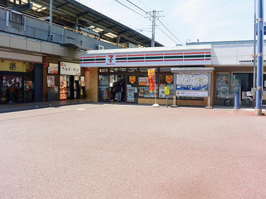 明石市上ノ丸2丁目の周辺|【セブンイレブンハートインJR明石駅北口店】
徒歩9分(約710m)。JR山陽本線「明石」駅北口に位置するコンビニです。営業時間6：30～23：30、通勤・通学前にもサッと買出しを行えます。